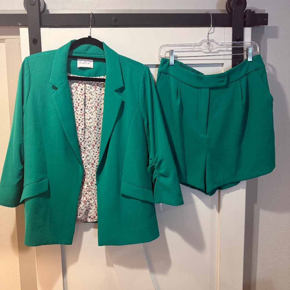 💚 Green Short Suit Set – Blazer & Shorts (Size M)